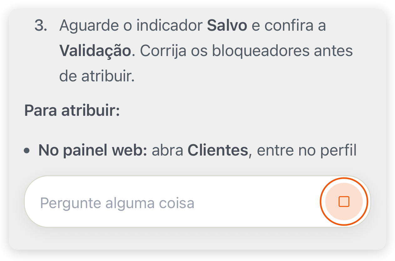 Treinico respondendo no app do treinador, com o botão quadrado para parar a resposta ao lado do campo Pergunte alguma coisa