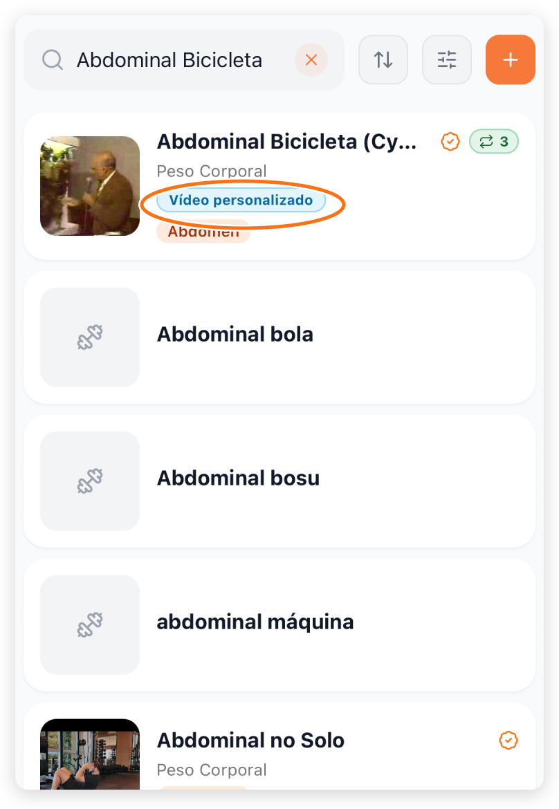 Biblioteca de exercícios no app do treinador com movimentos que possuem vídeo de demonstração