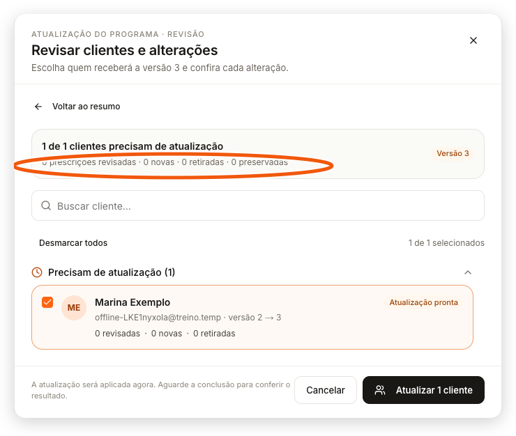 Revisar clientes e alterações com a contagem por versão, a busca, a seleção e o aluno agrupado em Precisam de atualização