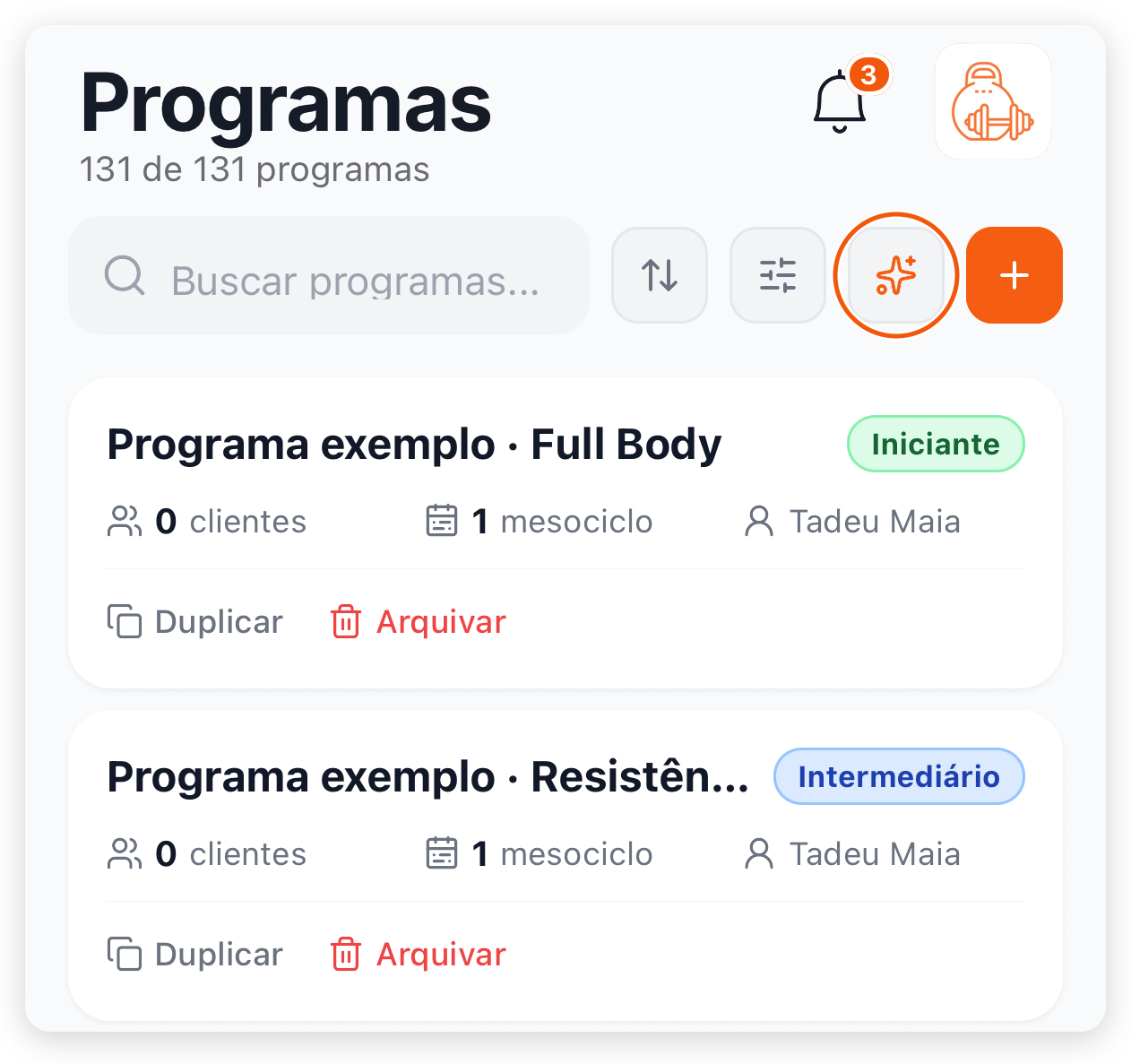 Lista Programas no app do treinador com o botão de brilho Gerar programa com IA ao lado do botão de criar programa