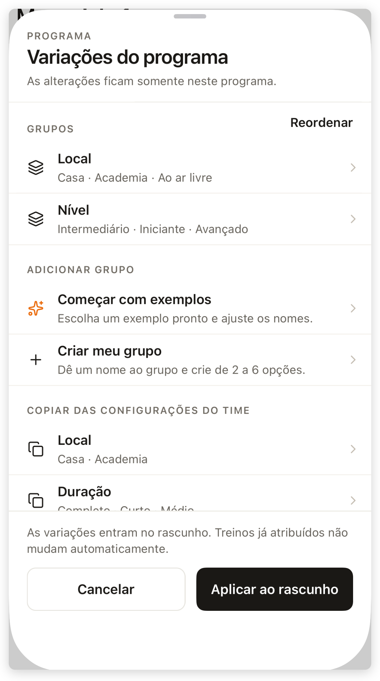 Configuração no app do treinador com grupos Local e Nível, opções de criação e Aplicar ao rascunho