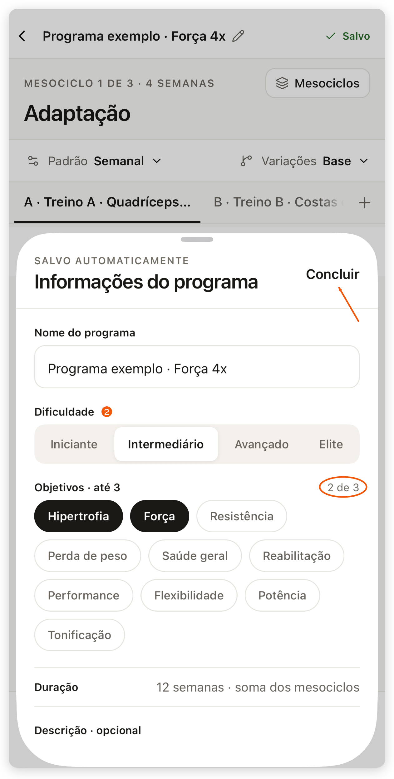 Informações do programa no app do treinador, marcado como Salvo automaticamente, com Dificuldade, objetivos e Concluir