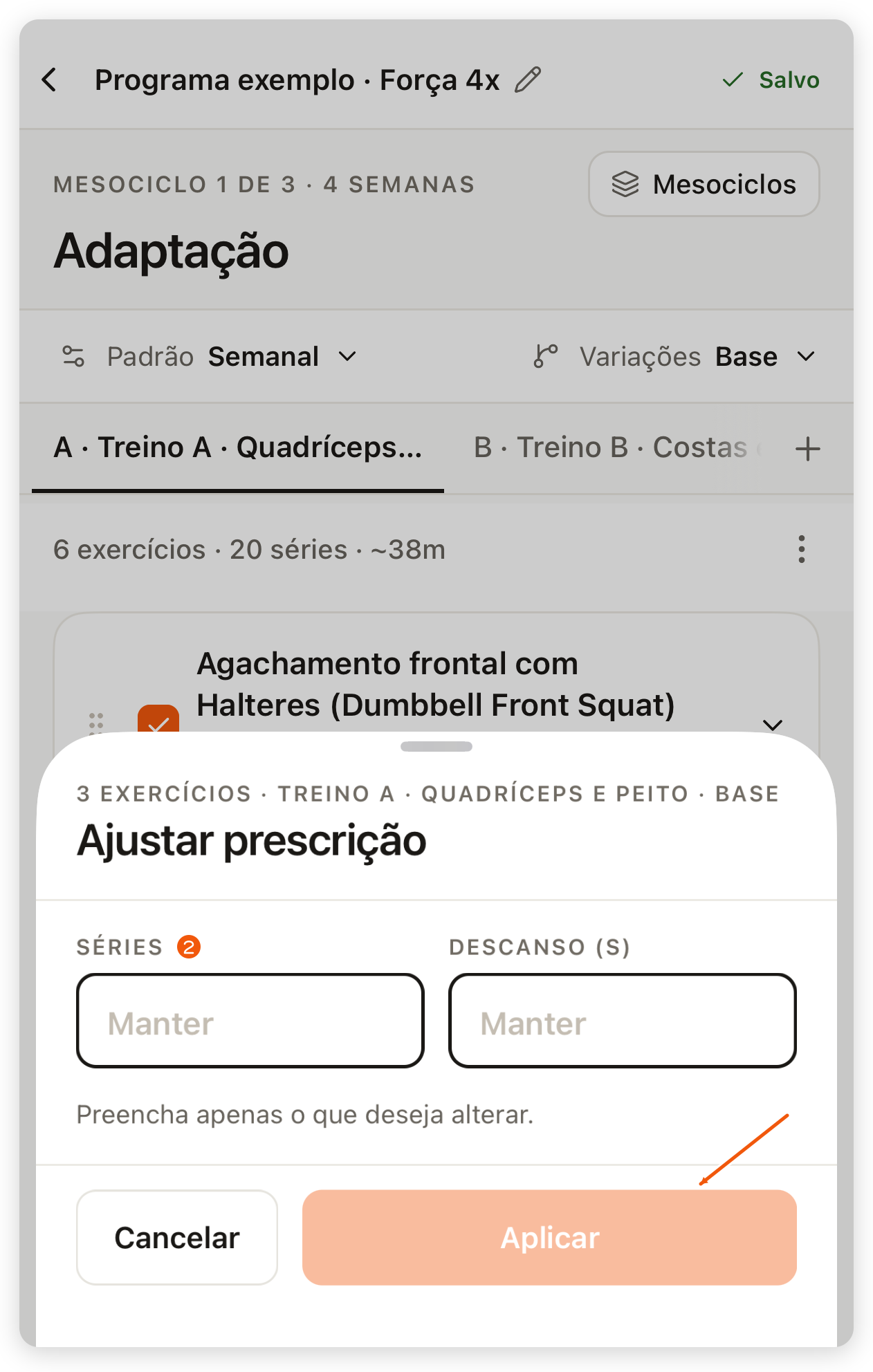 Ajustar prescrição no app do treinador para três exercícios selecionados, com Séries e Descanso em Manter e o botão Aplicar