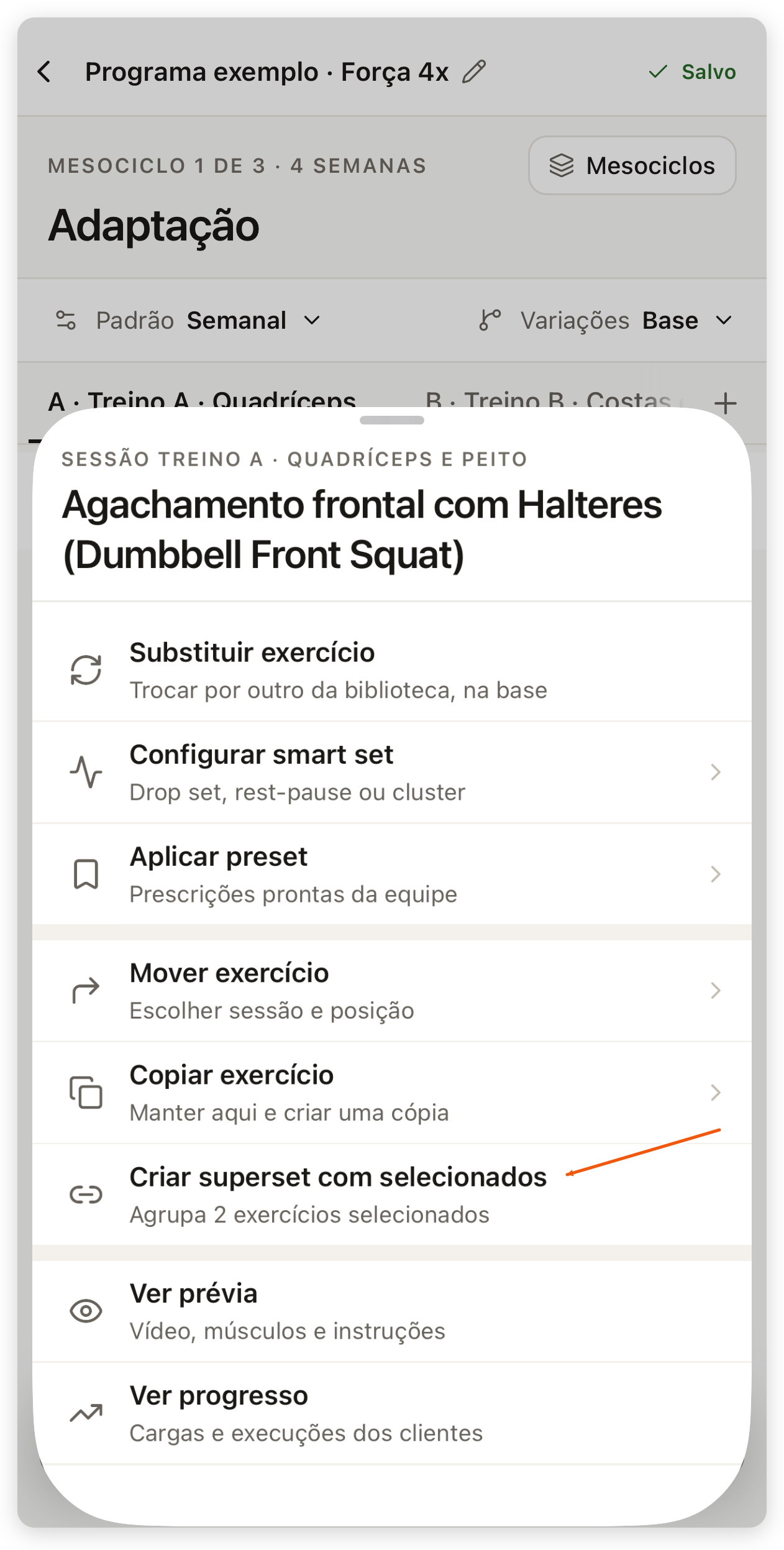 Menu Mais no app do treinador com Criar superset com selecionados disponível para dois exercícios marcados