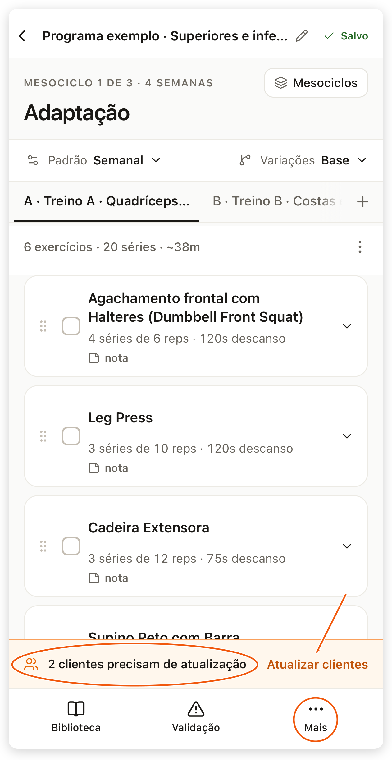 Editor do programa no app do treinador com a barra laranja 2 clientes precisam de atualização e o botão Atualizar clientes