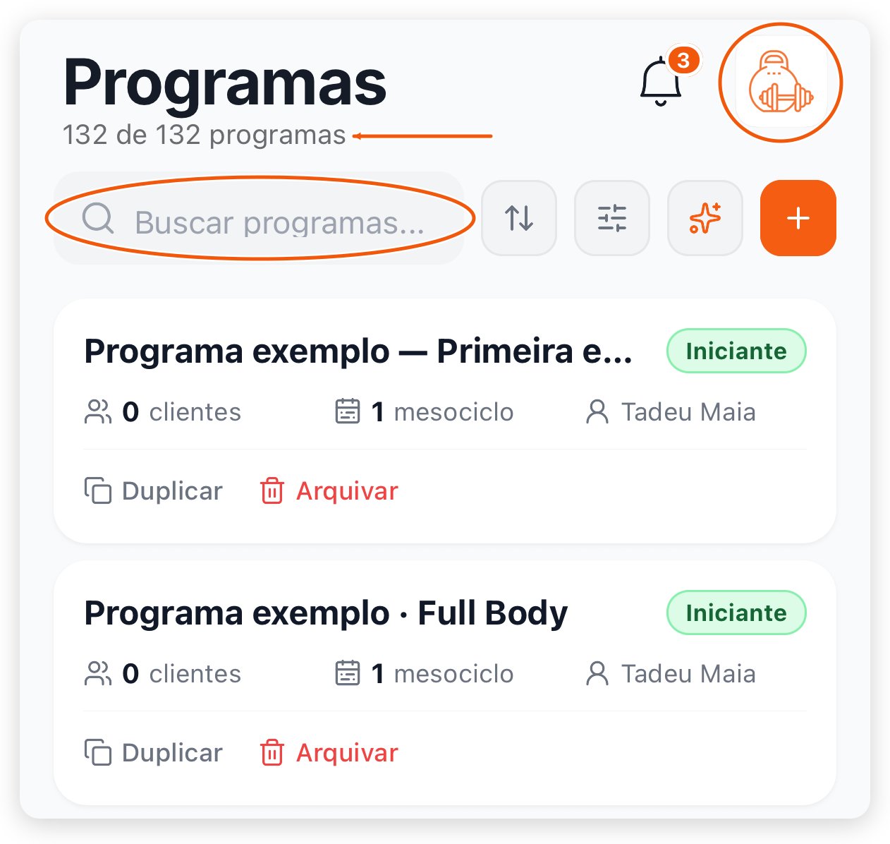 Tela Programas do app do treinador com o contador de programas carregados no topo, a busca e o avatar da equipe
