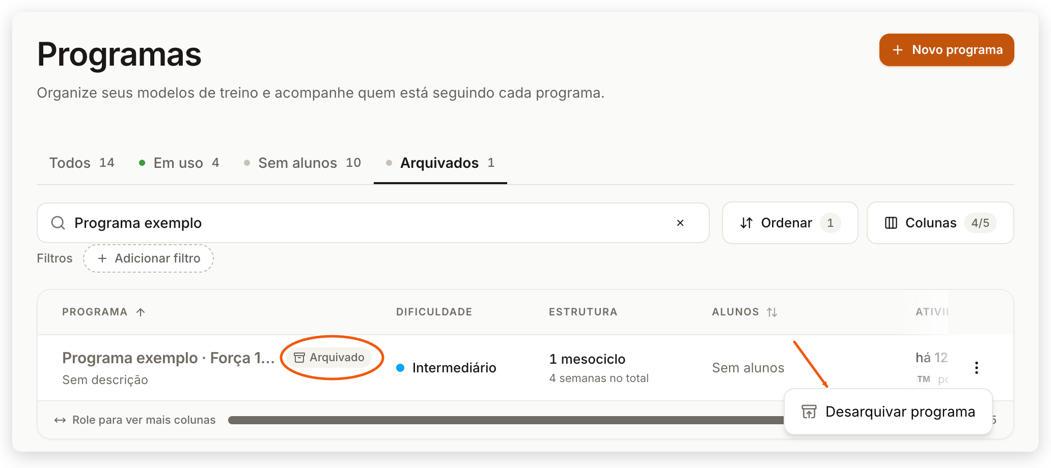 Aba Arquivados no painel web com um programa marcado como Arquivado e o menu de três pontos aberto em Desarquivar programa