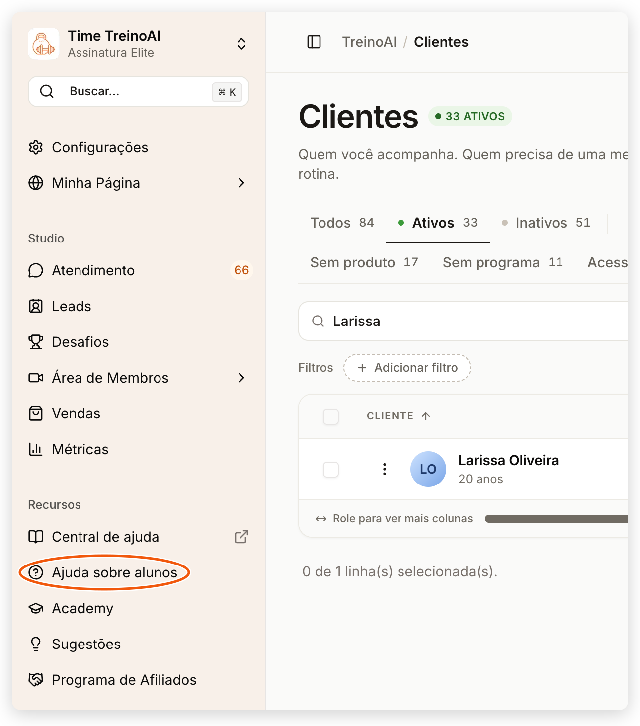 Tela Clientes do painel web com o item Ajuda sobre alunos na seção Recursos do menu lateral