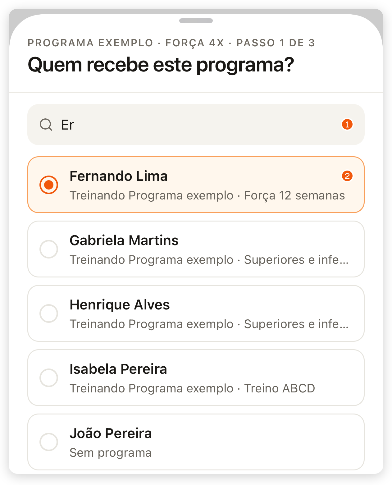 Passo Quem recebe este programa? no editor do app, com a busca por nome ou e-mail e alunos marcados como Treinando ou Sem programa