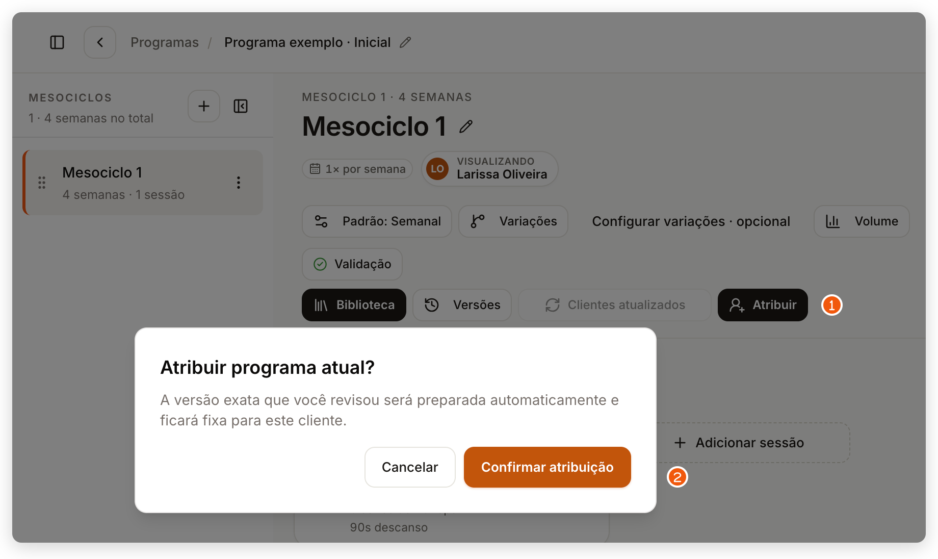 Confirmação Atribuir programa atual? no editor web aberto pelo aluno, com o botão Confirmar atribuição