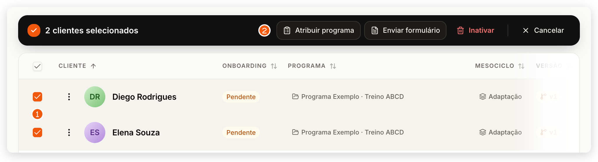 Lista de Clientes com dois alunos marcados e a barra de seleção com Atribuir programa, Enviar formulário e Inativar