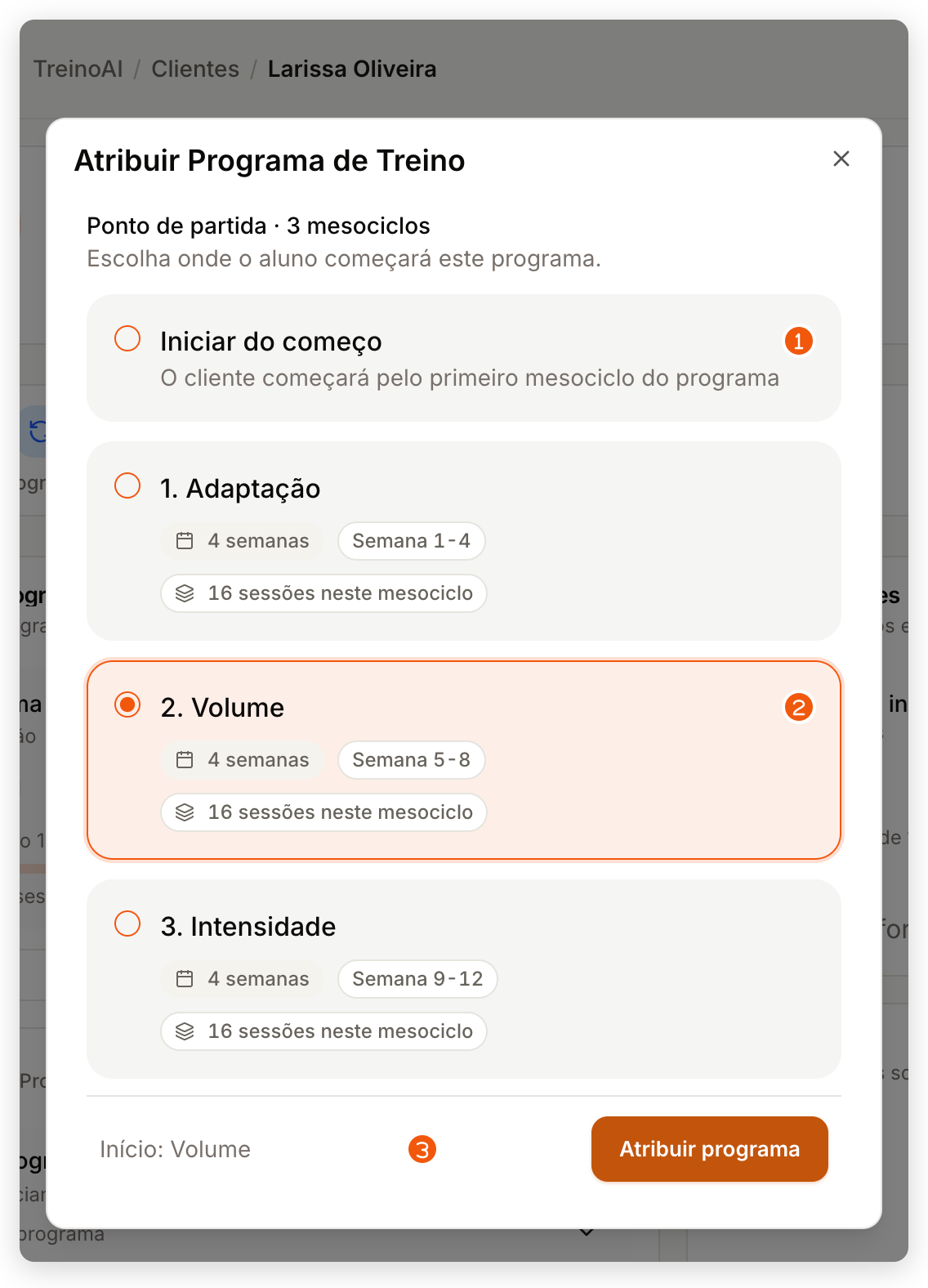 Passo Ponto de partida do diálogo Atribuir Programa de Treino no painel web, com Iniciar do começo, os três mesociclos do programa, 2. Volume marcado e o rodapé Início: Volume com Atribuir programa